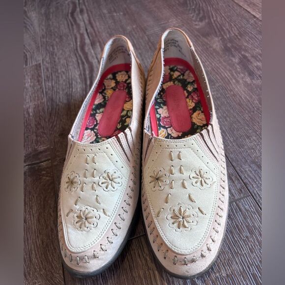 6.5 Women’s Hush Puppies Slip on Suede Shoes Embroidered Floral Flats - Picture 2 of 9
